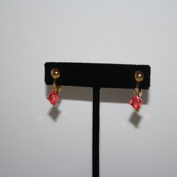 Beautiful Nwot Gold clip on earrings with Rose pink crystals .75" - Picture 2 of 4